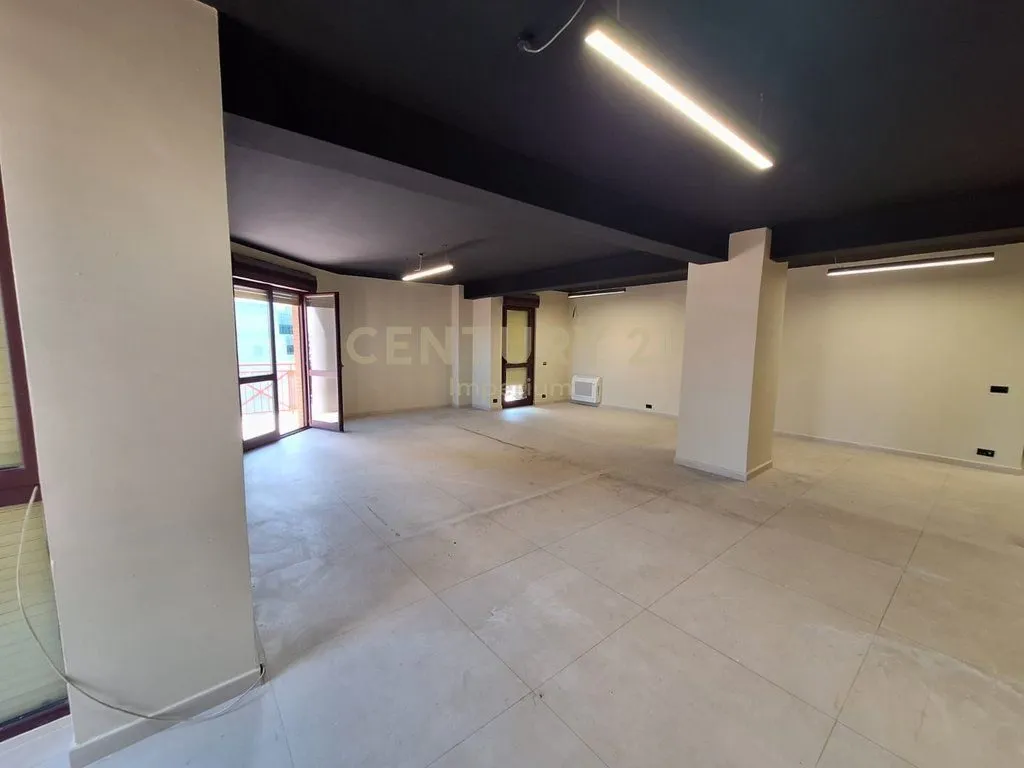 Zyrë me qera në Parlamenti, Tiranë, 150 m². Foto 1 nga 9