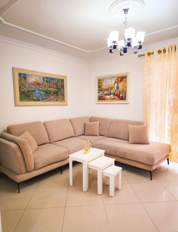 Apartament 3+1 me qera në Pazari i Ri, Tiranë, 120 m². Foto 2 nga 3