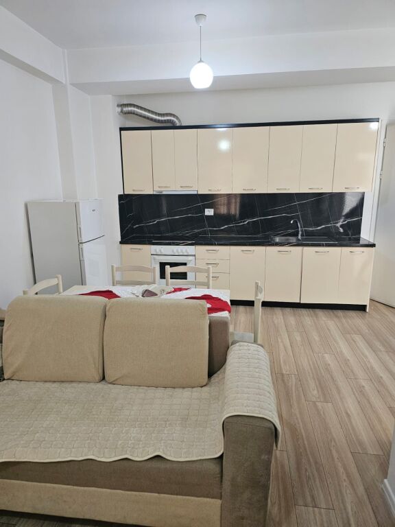 Apartament 2+1 me qera në Ali Demi, Tiranë, 90 m². Foto 1 nga 3