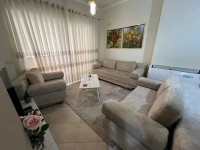 Apartament 2+1 me qera në Komuna e Parisit, Tiranë, 95 m². Foto 1 nga 3