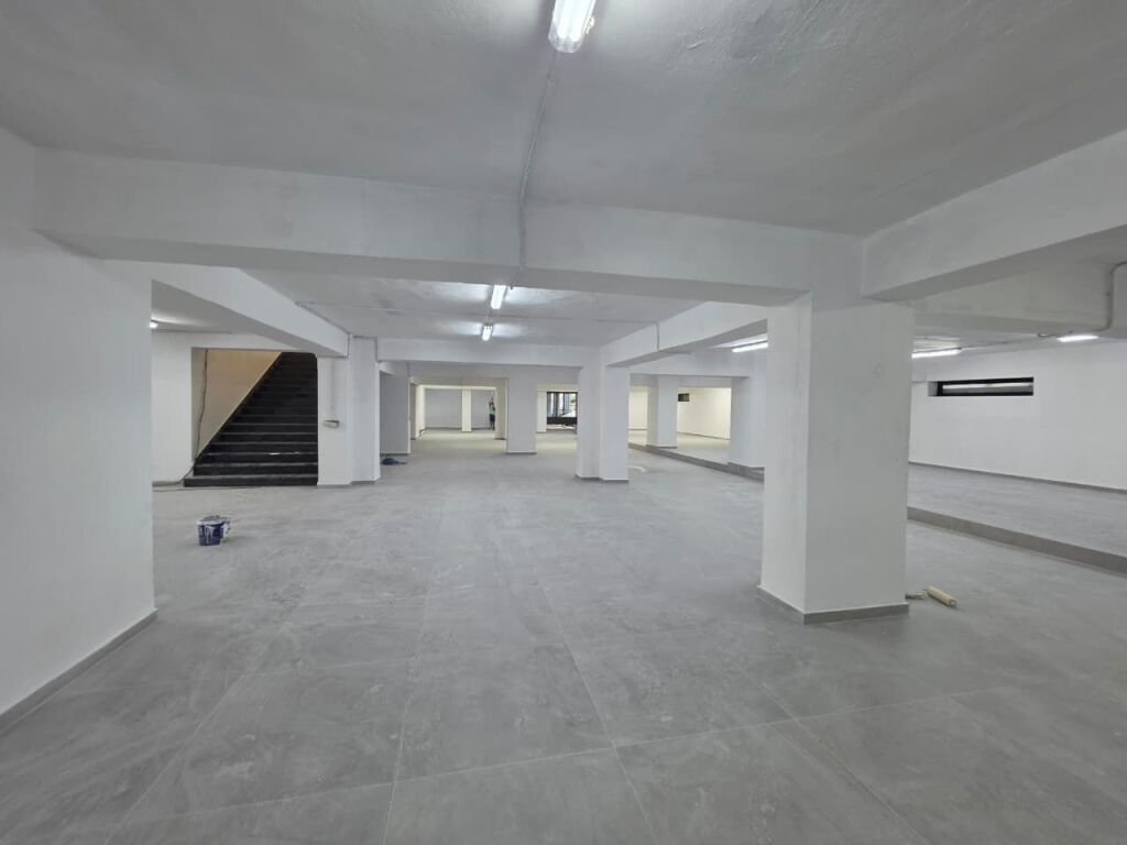 Locale commerciale in affitto a Rruga Dritan Hoxha, Tirana, 1.279 m²