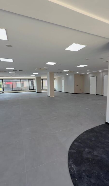 Locale commerciale in affitto a Kompleksi Delijorgji, Tirana, 330 m². Foto 1 di 3