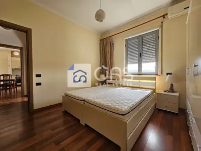 Apartament 1+1 me qera në Pazari i Ri, Tiranë, 60 m². Foto 3 nga 5