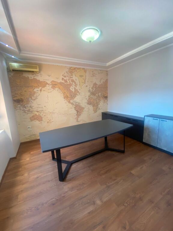 Apartament 3+1 me qera në Blloku, Tiranë, 150 m². Foto 2 nga 3
