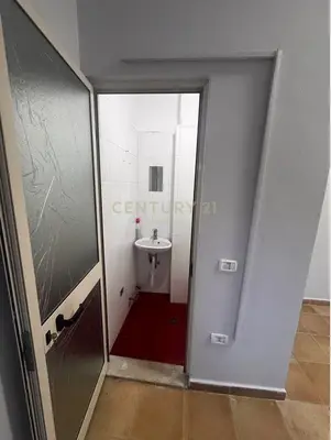 Locale commerciale in affitto a Rruga Fortuzi, Tirana, 28 m². Foto 1 di 8