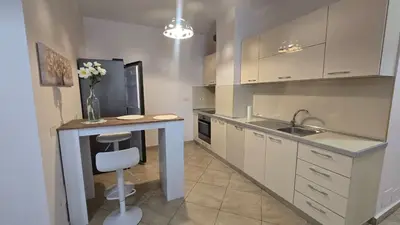 Apartment 2+1 for rent in Globe, Tirana, 100 m². Photo 2 of 6