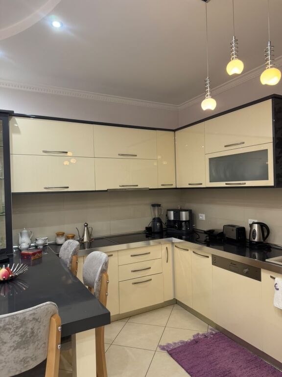 Apartament 3+1 me qera në Vilat Gjermane, Tiranë, 100 m². Foto 2 nga 3