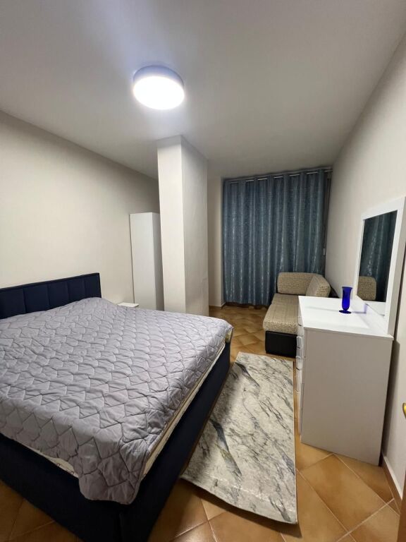 Apartament 1+1 me qera në Blloku, Tiranë, 65 m². Foto 2 nga 3
