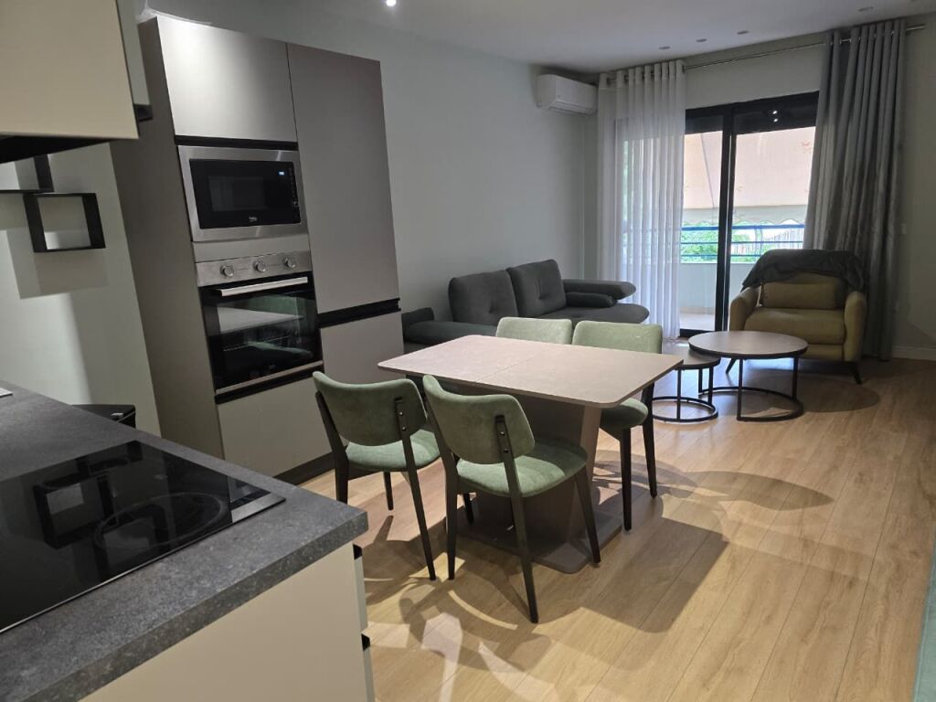 Apartament 1+1 me qera në Komuna e Parisit, Tiranë, 65 m². Foto 1 nga 3