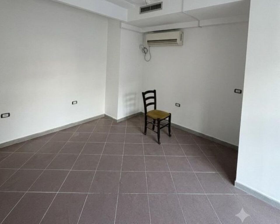 Ambient biznesi me qera në Myslym Shyri, Tiranë, 20 m². Foto 1 nga 3