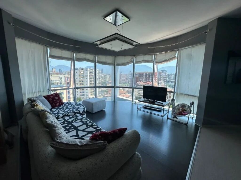Apartament 2+1 me qera në Komuna e Parisit, Tiranë, 133 m²