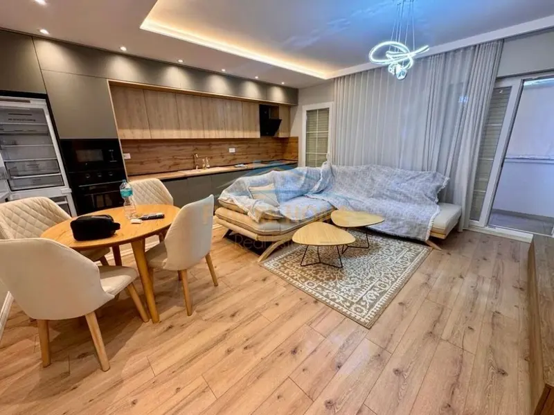 Apartament 2+1 me qera në Sheshi Skënderbej, Tiranë, 87 m²