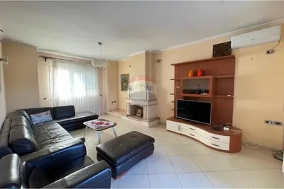 Apartament 4+1 me qera në Qendër, Vlorë, 120 m². Foto 2 nga 12