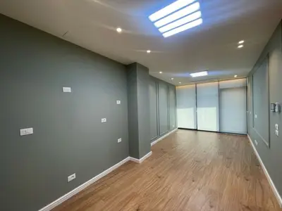 Ufficio in affitto a Rruga Kristo Luarasi, Tirana, 100 m². Foto 1 di 9