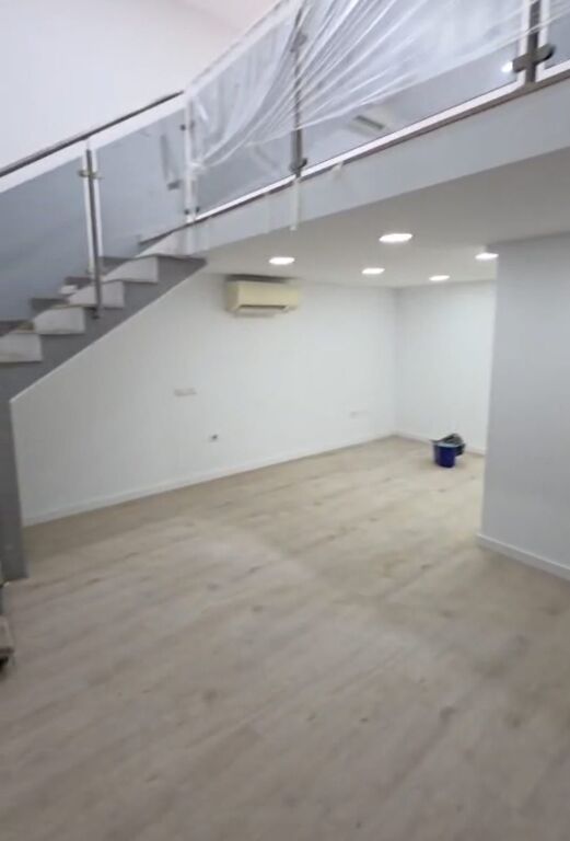 Locale commerciale in affitto a Komuna e Parisit, Tirana, 100 m². Foto 1 di 3