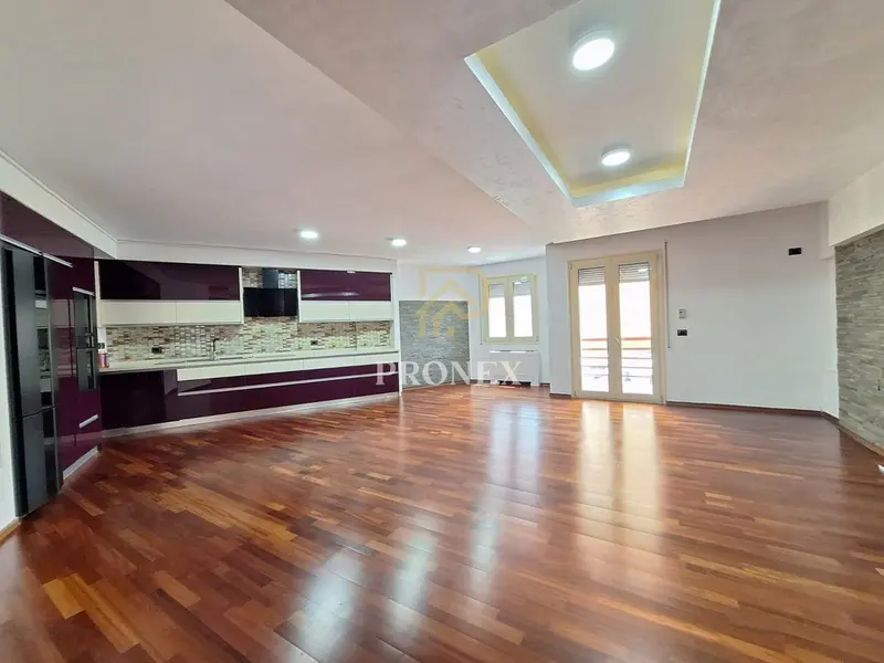 Office for rent in Sheshi Willson, Tirana, 163 m²