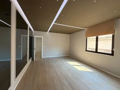 Zyrë me qera në Blloku, Tiranë, 130 m². Foto 4 nga 8