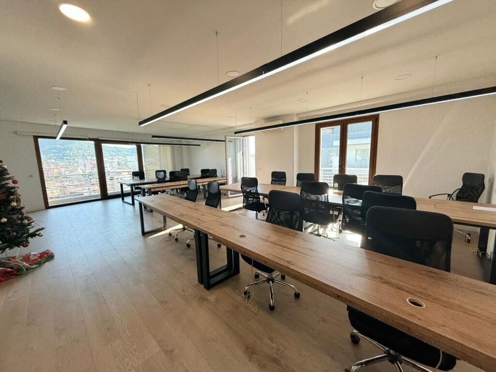 Zyrë me qera në Kompleksi Delijorgji, Tiranë, 200 m². Foto 1 nga 3