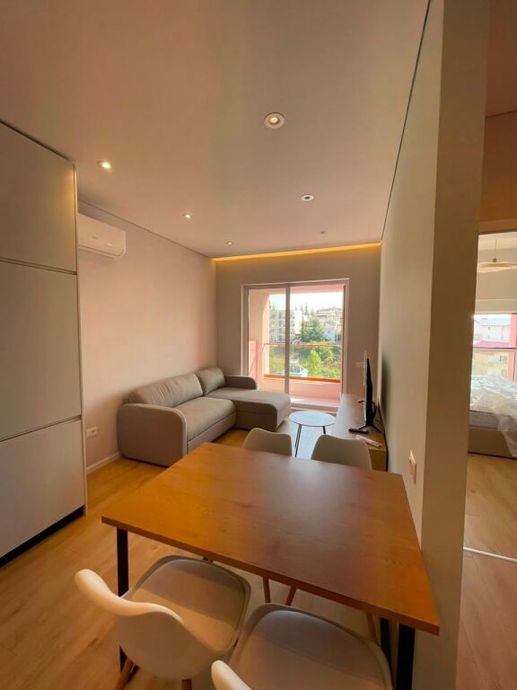 Apartament 1+1 me qera në Ali Demi, Tiranë, 70 m². Foto 1 nga 3