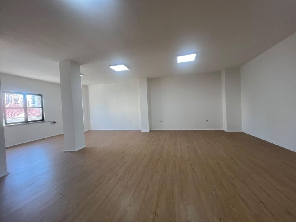 Office for rent in Rruga Dritan Hoxha, Tirana, 390 m². Photo 2 of 3