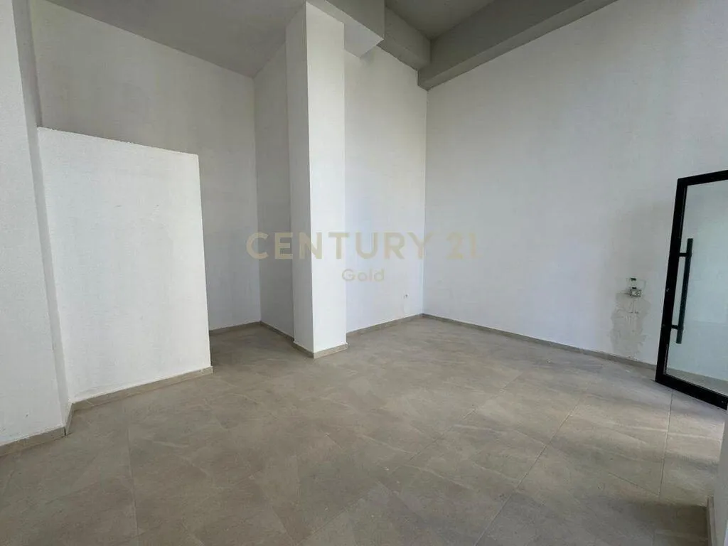 Commercial space for rent in Rruga Riza Cerova, Tirana, 35 m². Photo 1 of 3