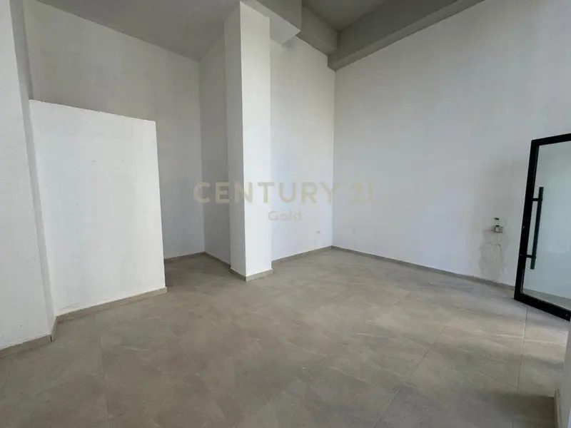 Locale commerciale in affitto a Rruga Riza Cerova, Tirana, 35 m²