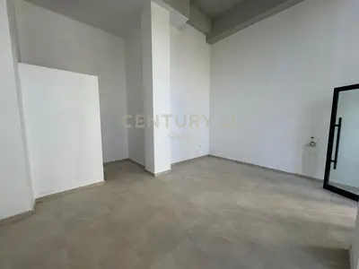 Commercial space for rent in Rruga Riza Cerova, Tirana, 35 m². Photo 1 of 3