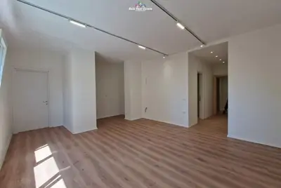 Ufficio in affitto a Rruga Qemal Stafa, Tirana, 135 m². Foto 1 di 6