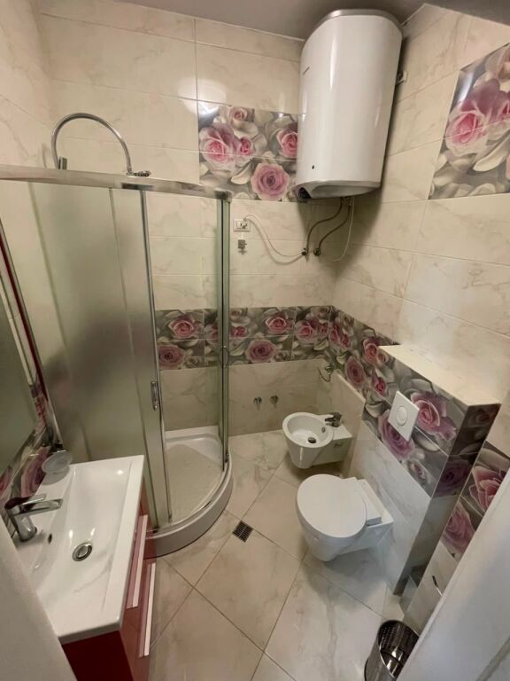 Apartament 1+1 me qera në Pazari i Ri, Tiranë, 70 m². Foto 3 nga 3