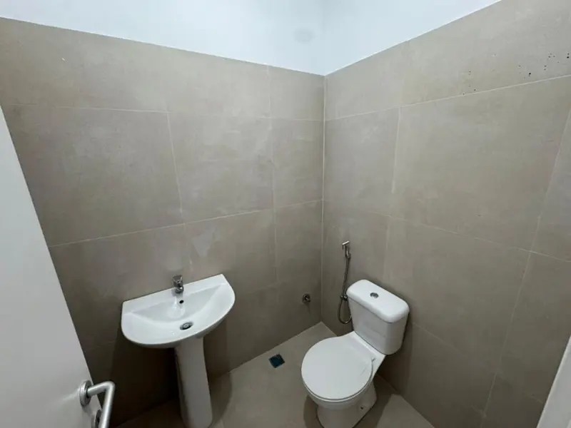 Ambient biznesi me qera në Tregu Elektrik, Tiranë, 30 m²