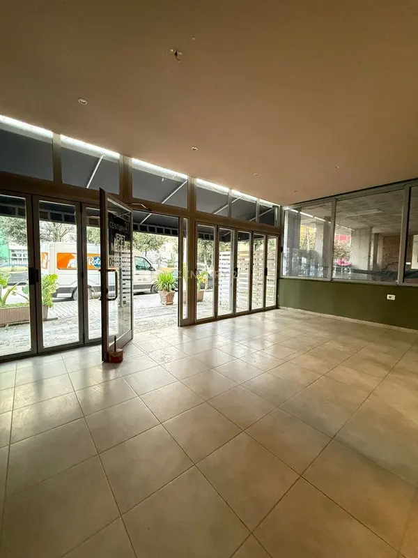 Locale in affitto a Kuzum Baba, Valona, 100 m²