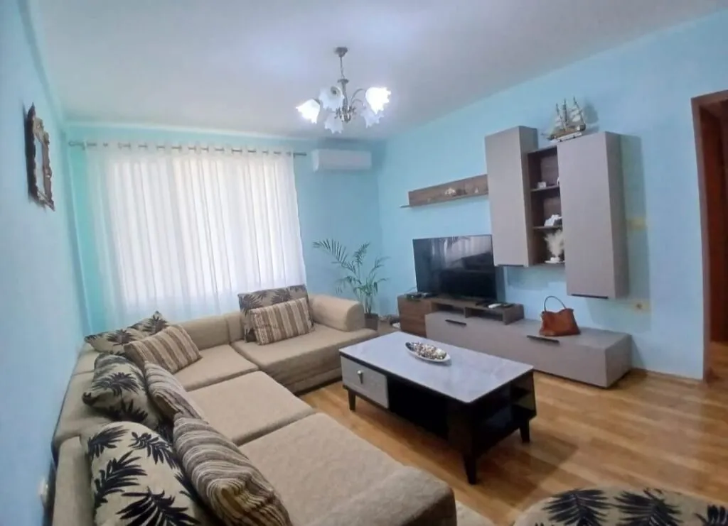 Apartament 1+1 me qera në Rruga e Kosovarëve, Tiranë, 70 m². Foto 1 nga 6