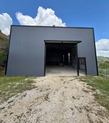 Magazinë me qera në Kombinat, Tiranë, 300 m². Foto 1 nga 3