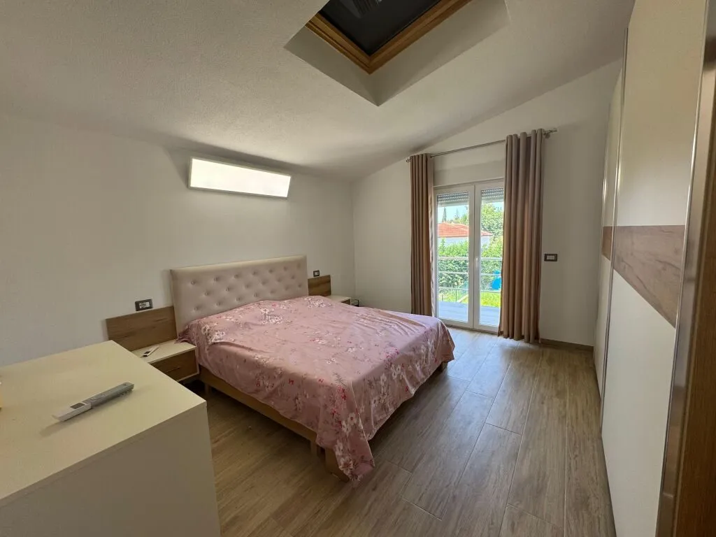 Vilë me qera në Tregu i Makinave Shënavlash, Durrës, 300 m². Foto 1 nga 4