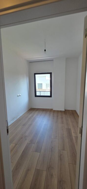 Ufficio in affitto a Rruga e Barrikadave, Tirana, 90 m². Foto 1 di 3