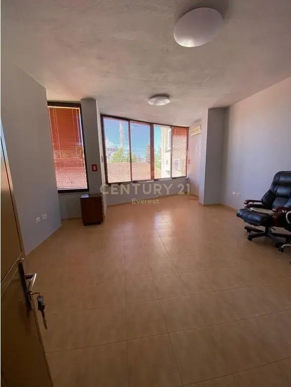 Ufficio in affitto a Parlamenti, Tirana, 30 m²