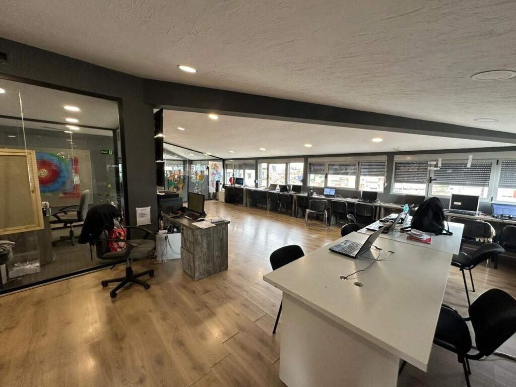 Ufficio in affitto a Tregu Elektrik, Tirana, 250 m². Foto 1 di 3