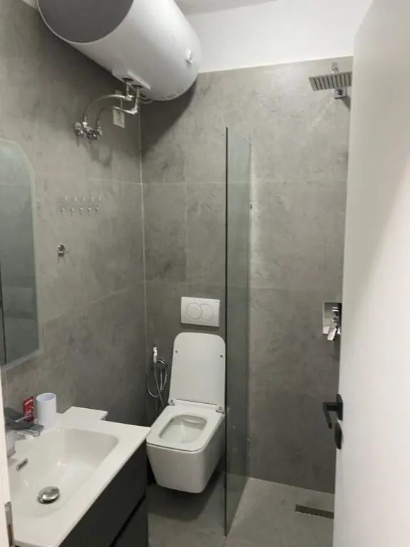 Monolocale in affitto a Rruga e Bogdanëve, Tirana, 30 m². Foto 1 di 4