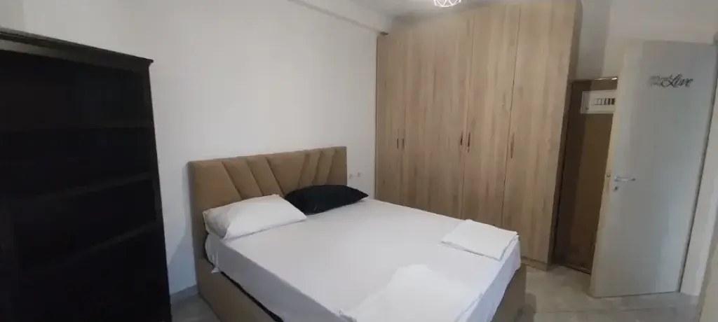 Apartment 1+1 for rent in Rruga Liqeni i Thate, Tirana, 65 m². Photo 2 of 3