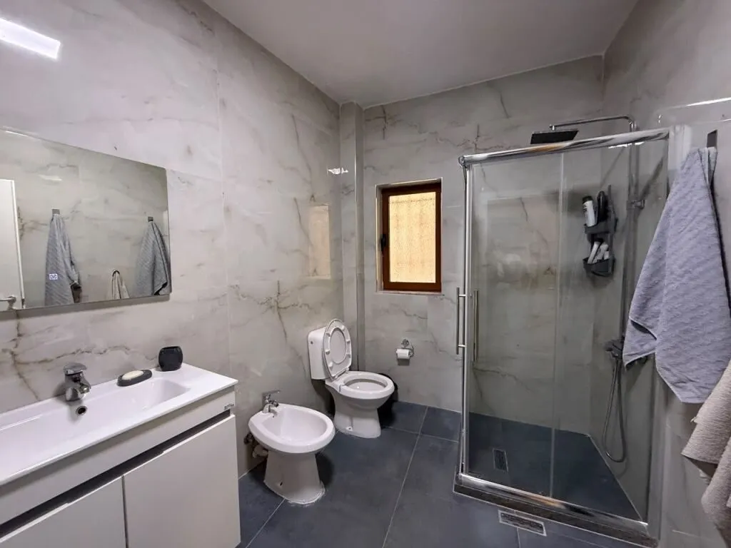 Apartament 2+1 me qera në Rruga Gjon Buzuku, Tiranë, 90 m². Foto 1 nga 6