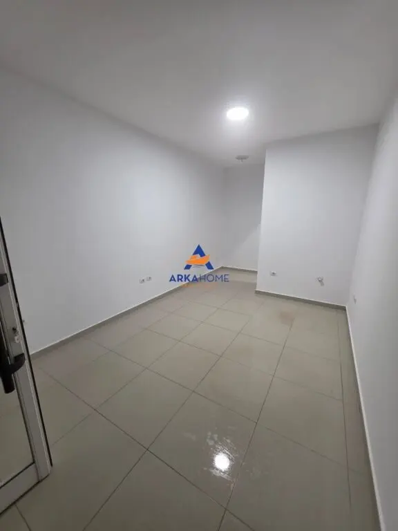 Negozio in affitto a Vasil Shanto, Tirana, 25 m²