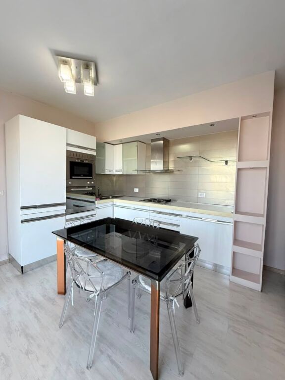 Apartament 1+1 me qera në Brryli, Tiranë, 70 m². Foto 2 nga 3