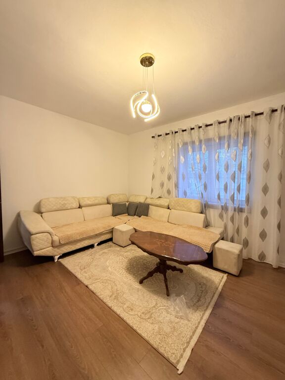 Apartament 2+1 me qera në Komuna e Parisit, Tiranë, 120 m². Foto 1 nga 3