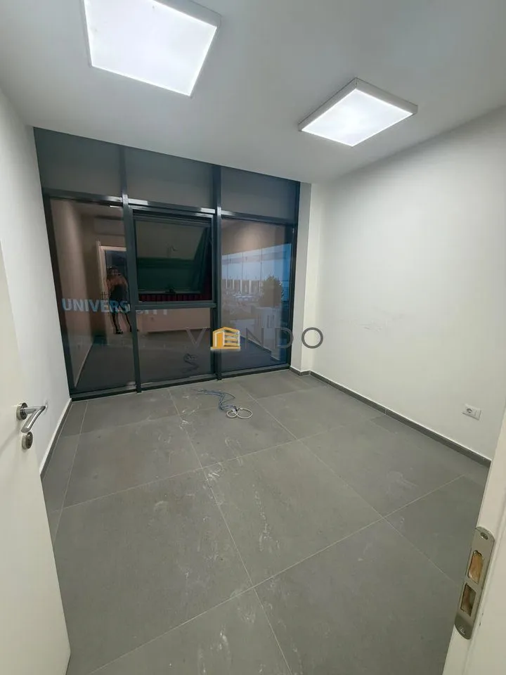 Locale commerciale in affitto ad Univers City, Tirana, 139 m². Foto 1 di 9