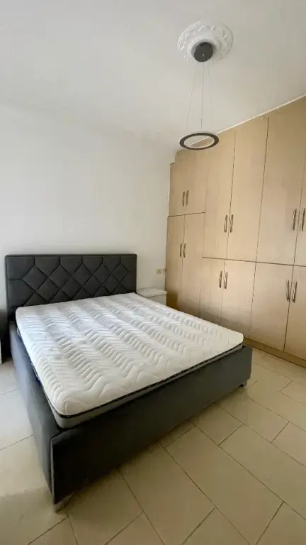 Apartament 1+1 me qera në Rruga Him Kolli, Tiranë, 70 m². Foto 2 nga 3