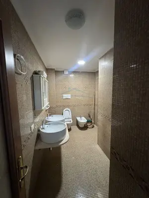 Ambient biznesi me qera në Sheshi Avni Rustemi, Tiranë, 124 m². Foto 6 nga 6
