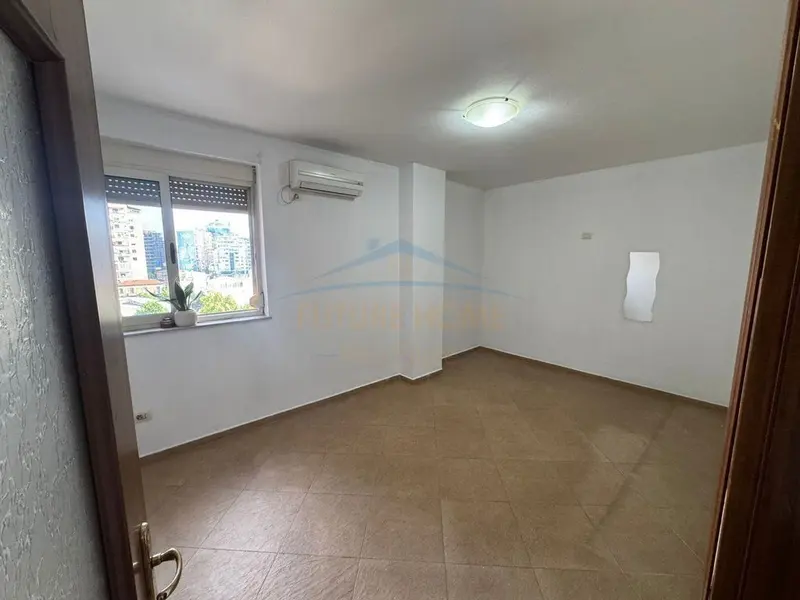 Locale commerciale in affitto a Sheshi Avni Rustemi, Tirana, 124 m²