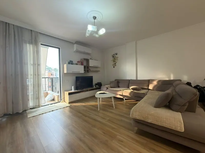 Apartament 3+1 me qera në Blloku i Ambasadave, Tiranë, 105 m²