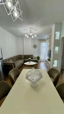 Apartament 2+1 me qera në Rruga E Dafinave, Tiranë, 85 m². Foto 1 nga 8