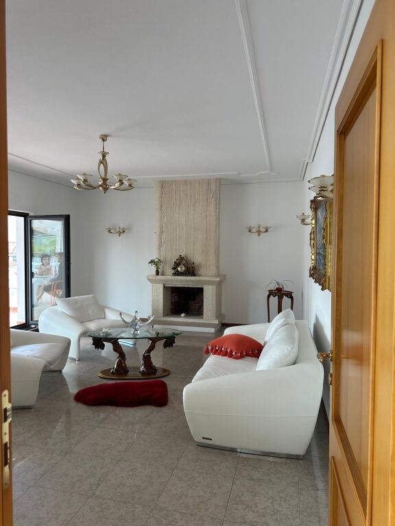 Apartament 3+1 me qera në Sheshi Skënderbej, Tiranë, 359 m². Foto 1 nga 3